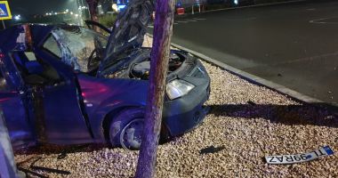 GALERIE FOTO. Maşină intrată în stâlp, în parcarea unui centru comercial - 3