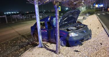 Stire din Eveniment : GALERIE FOTO. Maşină intrată în stâlp, în parcarea unui centru comercial