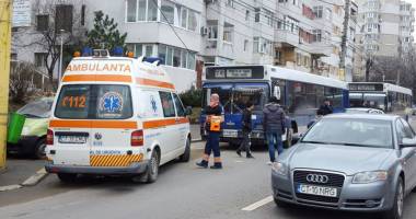 FOTO. Accident rutier în Constanța. O ȘOFERIȚĂ S-A IZBIT ÎN DOUĂ AUTOBUZE, DUPĂ CE A LOVIT UN PIETON - 2