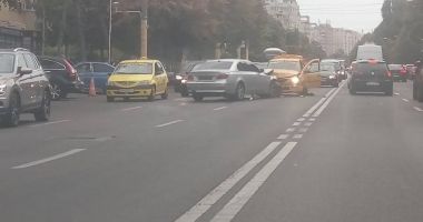 GALERIE FOTO. IMPACT FRONTAL ÎNTRE UN TAXI ȘI UN BMW, LA TROCADERO - 7