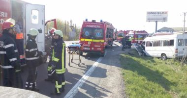 Microbuz cu 14 persoane, implicat într-un grav accident. A FOST ACTIVAT PLANUL ROȘU