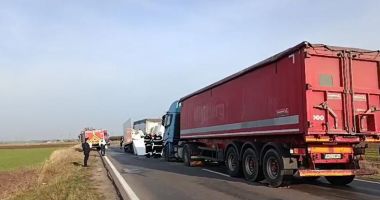 Stire din Eveniment : VIDEO / Accident mortal pe E70, după o șicanare între două tiruri și o dubă. O persoană a murit strivită