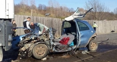 ACCIDENT TERIBIL. A intrat cu mașina într-o autobasculantă. Copil de 11 ani rănit grav - 2