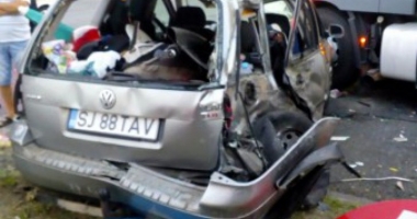 GALERIE FOTO / Coliziune între un autocar și un autoturism! COPIL DE 4 ANI, PROIECTAT PRIN PARBRIZ - 3