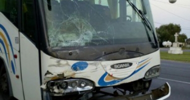 GALERIE FOTO / Coliziune între un autocar și un autoturism! COPIL DE 4 ANI, PROIECTAT PRIN PARBRIZ - 2