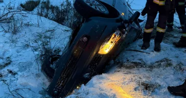 Stire din Eveniment : Mașină răsturnată pe drum. O femeie a fost scoasă din autoturismul distrus