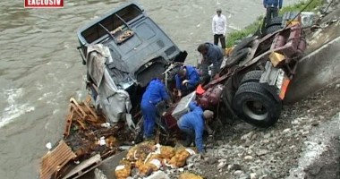 Stire din Eveniment : A plonjat cu TIR-ul în OLT, dar a scăpat teafăr