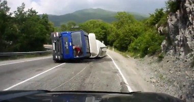 Stire din Actualitate : Accident filmat în timp real pe o șosea / Video