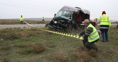 Stire din Eveniment : Accident rutier grav: doi morți și cel puțin 10 răniți