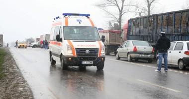 Stire din Eveniment : Accident rutier / Un autocar plin cu pasageri s-a ciocnit cu două tiruri
