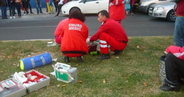 Stire din Eveniment : Accident rutier la Casa de Cultură! Bătrân preluat de o ambulanță și dus la spital
