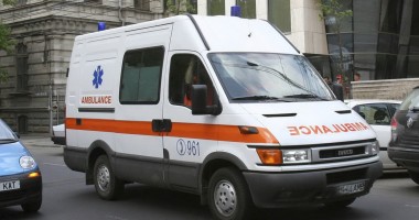 A intrat cu mașina în pom
