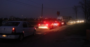 Stire din Eveniment : Accident rutier stupid. Au intrat cu mașinile într-o turmă de capre