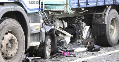 Stire din Actualitate : IMAGINI INCREDIBILE! A scăpat cu viață din Golful STRIVIT sub un TIR