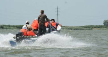 Stire din Eveniment : Accident nautic pe lacul Snagov: O persoană este dată dispărută