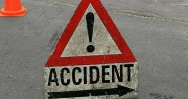 UPDATE - Mașină izbită în stâlpul de electricitate! O victimă
