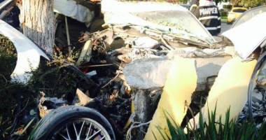 Galerie foto. ACCIDENT RUTIER ÎN MAMAIA. AUTOTURISM IZBIT ÎNTR-UN STÂLP. Acul kilometrajului s-a oprit la 180 km/h - 7