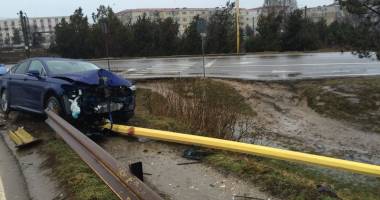 GALERIE FOTO CONSTANȚA / DAR CU STÂLPUL CE-AȚI AVUT? Un Ford nou nouț, șifonat rău după un accident rutier - 2