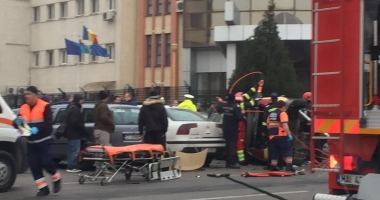 Galerie foto. GRAV ACCIDENT RUTIER LA CONSTANȚA, în dreptul Academiei Navale. Două persoane încarcerate - 8