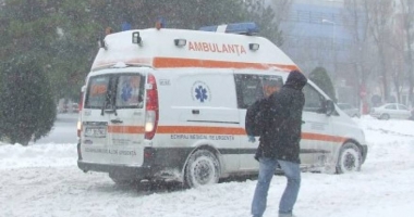 Accident grav din cauza zăpezii! Trei persoane au fost rănite
