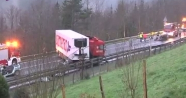 Stire din Eveniment : Mașină spulberată de TIR. Doi bărbați au murit, iar altul este în stare gravă