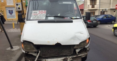 ACCIDENT RUTIER LA CONSTANȚA. MICROBUZ 304, LOVIT DE O MAȘINĂ. DOUĂ VICTIME - 2