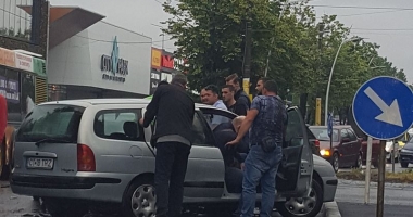 Accident rutier la City Park Mall. O persoană rănită