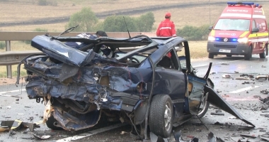 Accident cu doi morți, provocat de un tânăr de 19 ani. Impact cu o cisternă încărcată cu 10 tone de azot