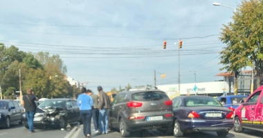 Stire din Eveniment : Accident între 3 autoturisme, pe bulevardul Alexandru Lăpușneanu. Traficul este îngreunat