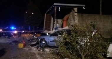 Stire din Eveniment : Doi adolescenți români, morți într-un accident rutier din Italia. Alti trei tineri sunt grav răniți