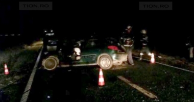 ACCIDENT CUMPLIT. DOUĂ PERSOANE AU RĂMAS ÎNCARCERATE