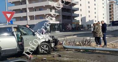 Accident pe bulevardul Mamaia. Un șofer a dărâmat doi stâlpi
