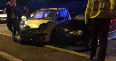 Stire din Eveniment : Două autoturisme lovite și o femeie vătămată în urma neatenției unui adolescent