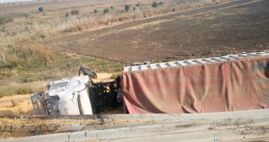 Stire din Eveniment : GALERIE FOTO / Accident pe A4. Camion răsturnat după explozia unui pneu
