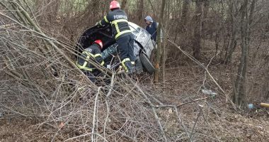 Stire din Eveniment : A intrat în copac! Accident soldat cu doi răniți