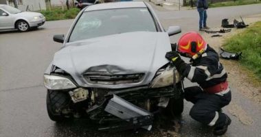 Stire din Eveniment : Copil de doi ani şi opt luni, dar şi mama sa, răniţi într-un accident rutier