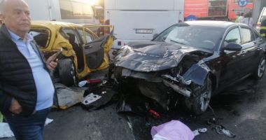 Stire din Eveniment : ȘAPTE adulți și un bebeluș răniți într-un accident rutier în sensul giratoriu de la Cora Brătianu. Patru mașini, implicate în eveniment