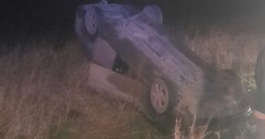Stire din Eveniment : Un autoturism s-a răsturnat între Lumina și Oituz. Trei victime găsite la locul accidentului