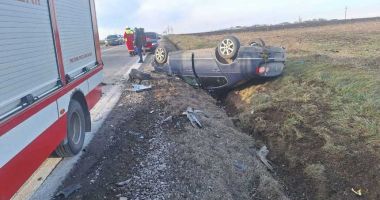 Stire din Eveniment : Accident terifiant între două autoturisme. Şase persoane, printre care doi copii, au fost transportate la spital