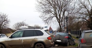 Stire din Eveniment : Două femei, rănite în urma unui accident în care au fost implicate trei autoturisme