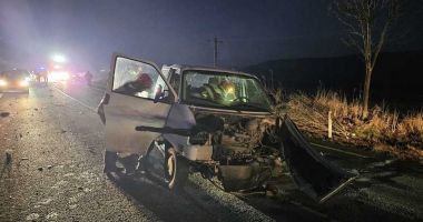 Stire din Eveniment : Accident terifiant între două autoturisme. O persoană a intrat în stop cardio-respirator
