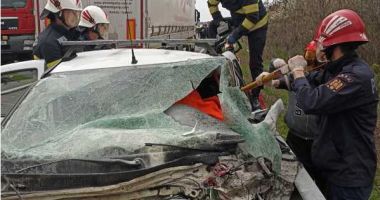 Stire din Eveniment : Accident înfiorător în care au fost implicate patru vehicule. Două persoane au ajuns la spital