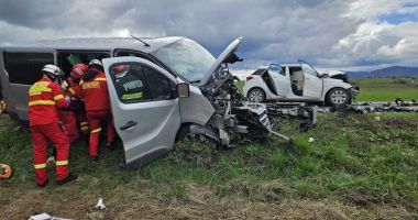 Stire din Eveniment : O persoană și-a pierduri viața şi alte cinci au fost rănite după ciocnirea unui autoturism cu un microbuz