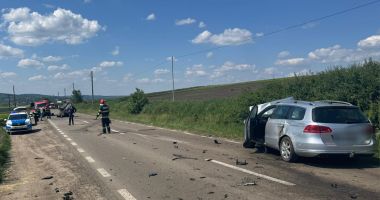 Stire din Eveniment : Un bărbat și-a pierdut viața, iar alte două persoane au fost rănite, după ce două maşini s-au izbit violent