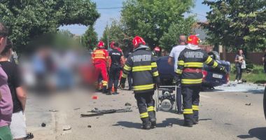 Stire din Eveniment : Un copil de 11 ani și-a pierdut viața într-un accident cu patru maşini. Alte două persoane au fost rănite