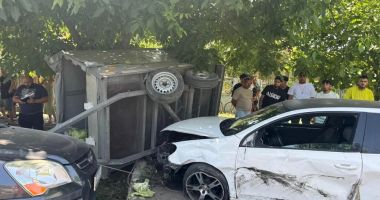 Stire din Eveniment : Accident grav cu patru mașini implicate. Un autoturism a luat foc și a fost proiectat într-o capelă
