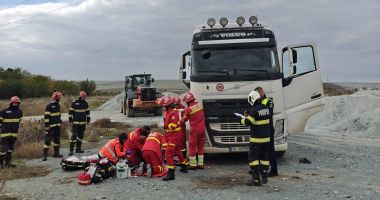 Stire din Eveniment : UPDATE Șoferul electrocutat a fost declarat decedat. Grav accident rutier la ieșirea din Satu Nou