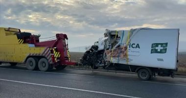 Stire din Eveniment : O autoutilitară s-a izbit pe contrasens de un camion. Șoferul a decedat pe loc