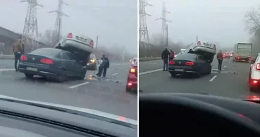Stire din Eveniment : Accident spectaculos din cauza ceţii şi a vitezei. Un autoturism a rămas suspendat pe o altă maşină