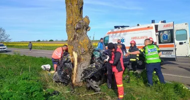 Stire din Eveniment : Accident rutier grav la Amzacea. O persoană inconștientă după ce o mașină a intrat într-un copac